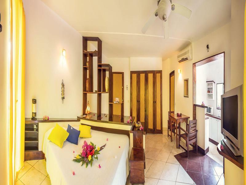 Hotel Laguna Del Cocodrilo Тамариндо Экстерьер фото